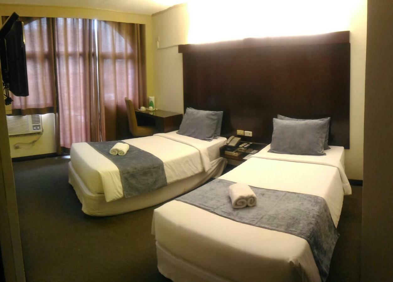 White Knight Hotel Cebu Bagian luar foto