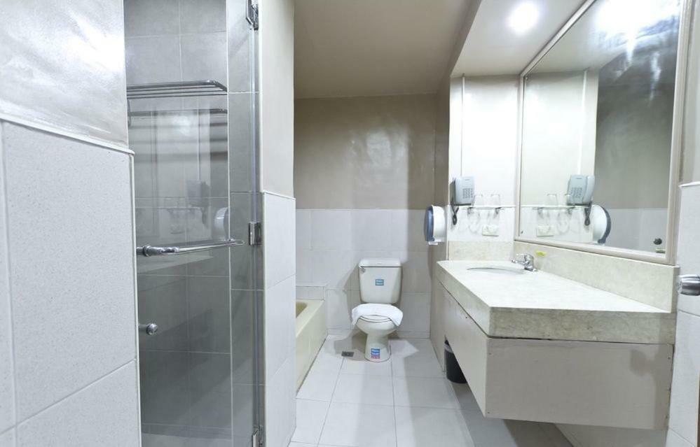 White Knight Hotel Cebu Bagian luar foto