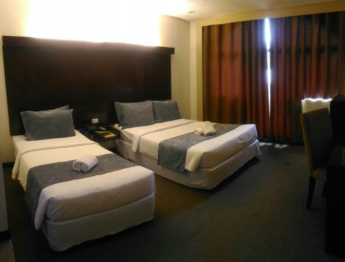 White Knight Hotel Cebu Bagian luar foto