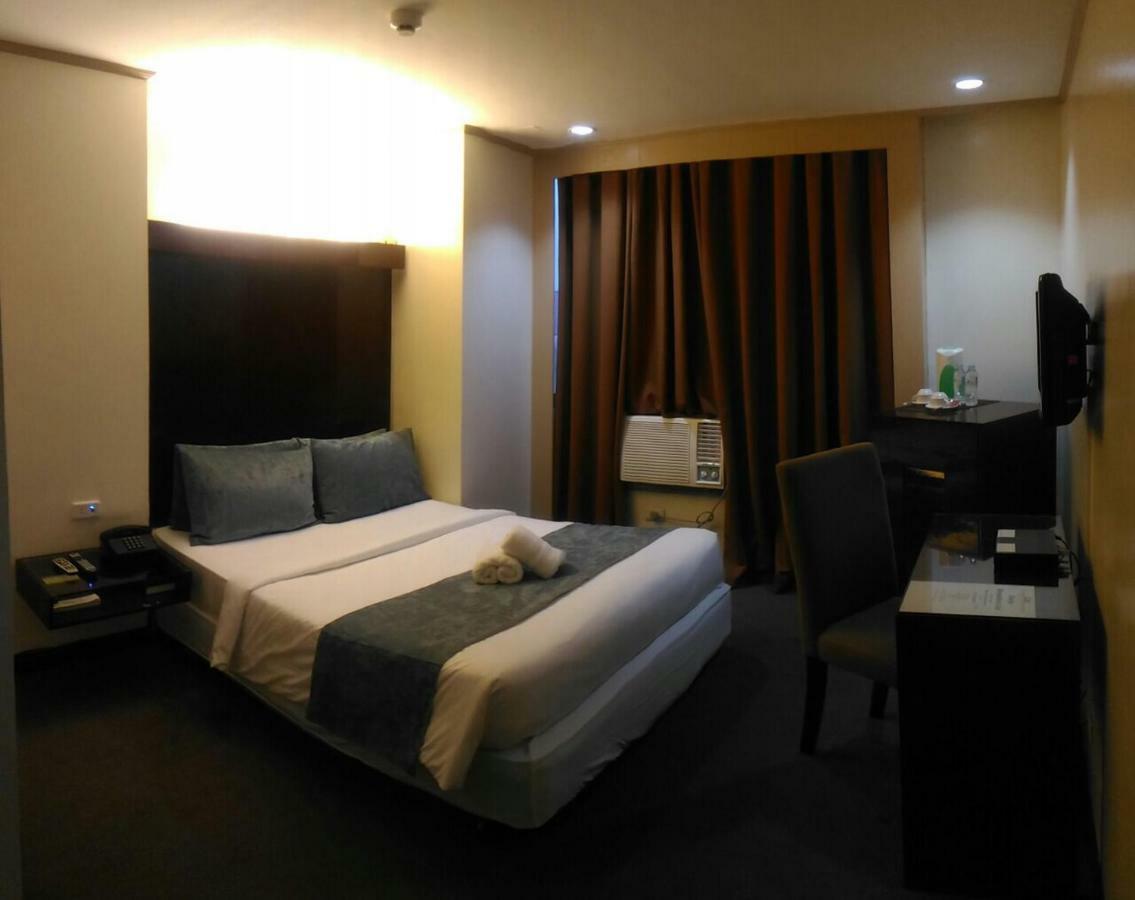 White Knight Hotel Cebu Bagian luar foto